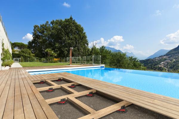 Plot réglable portant une terrasse extérieure