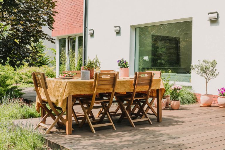 Coin détente sur une terrasse en bois