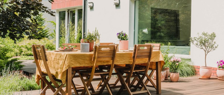 Coin détente sur une terrasse en bois