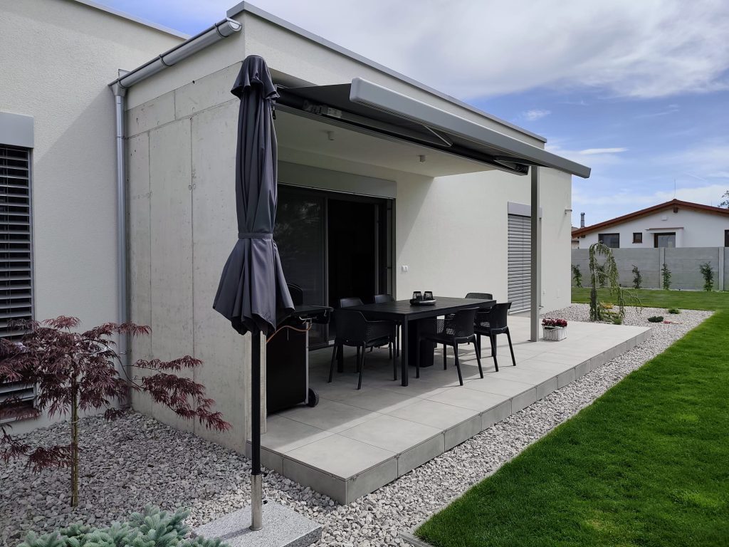 Terrasse en dalles avec habillage vertical assorti