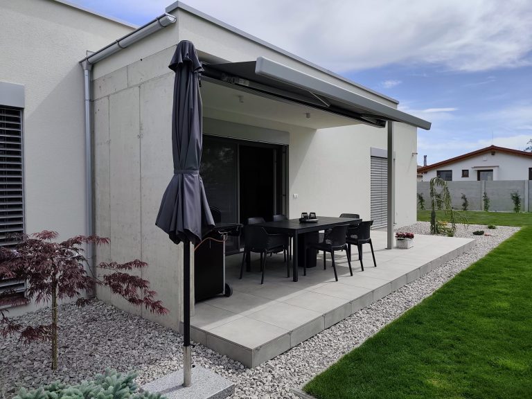 Terrasse en dalles avec habillage vertical assorti