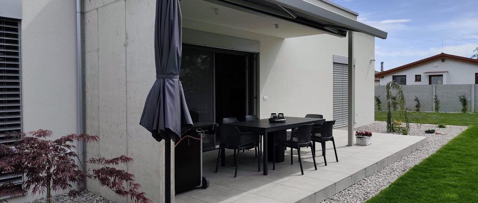 Terrasse en dalles avec habillage vertical assorti